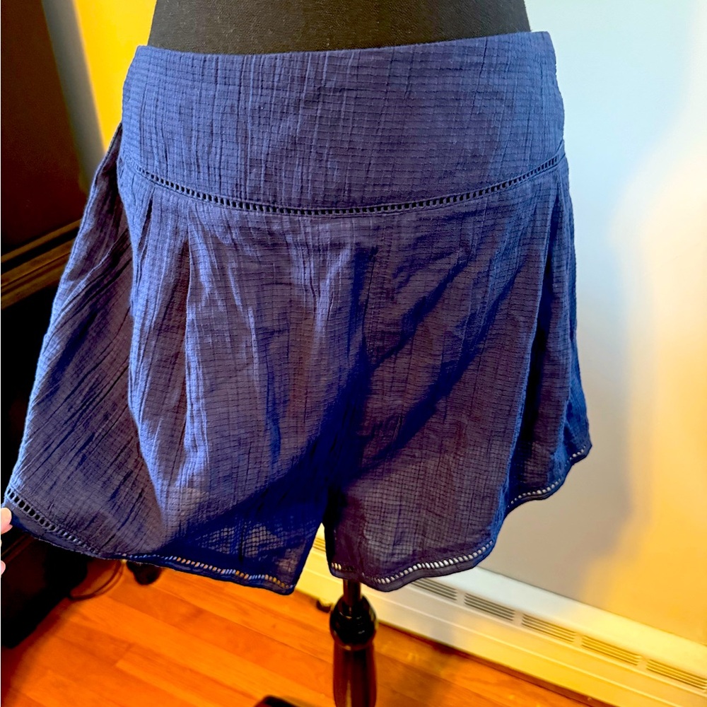 Chic Women's Blue shorts